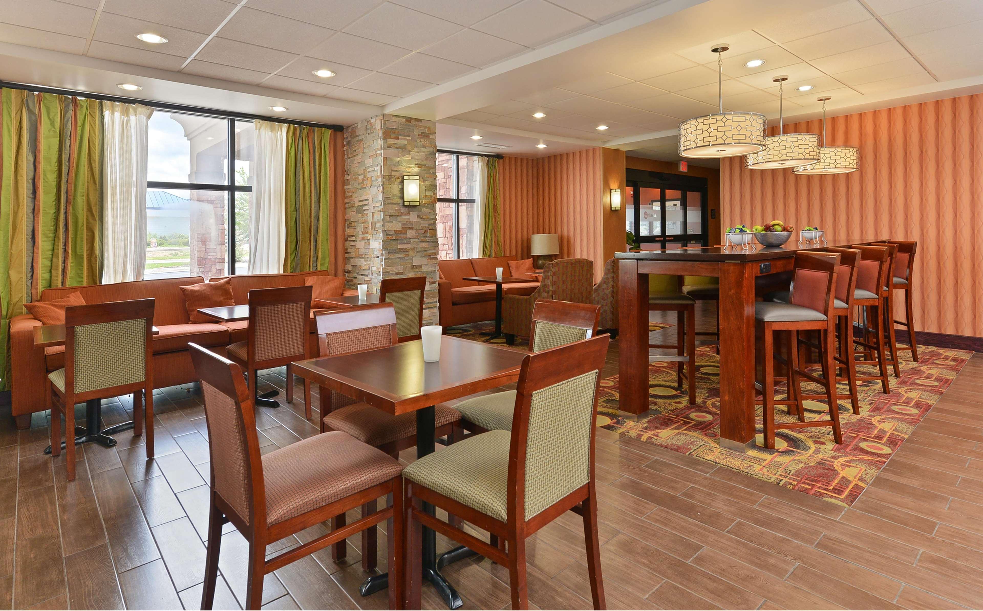 Hampton Inn Muscatine Экстерьер фото